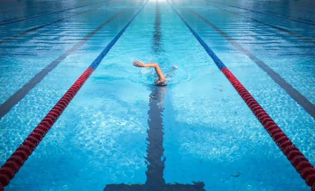 one-man-swimming-swimming-pool-lane_7180-1775
